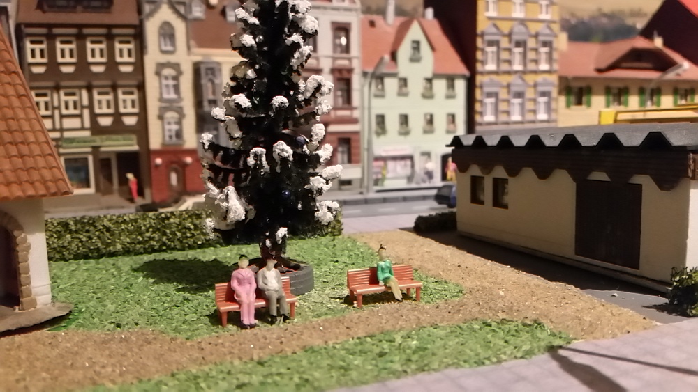 Kirchplatz mit Weihnachtsbaum