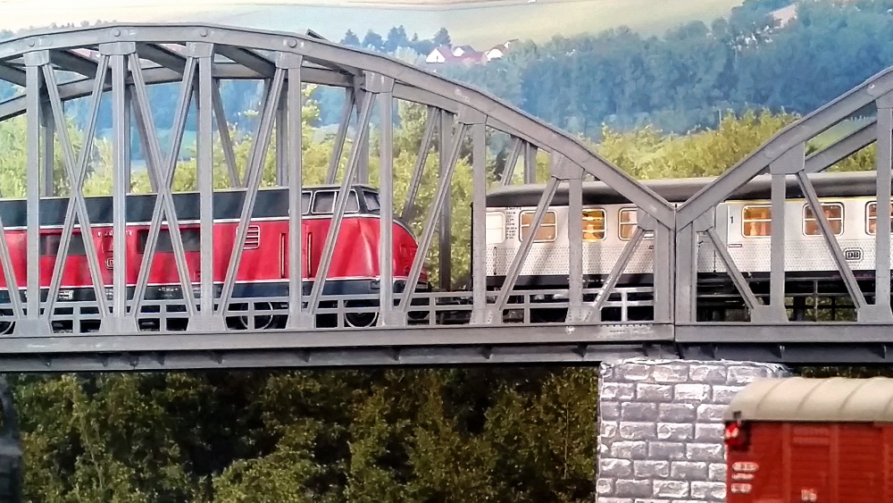 V 200 mit Silberlingen auf der Brücke