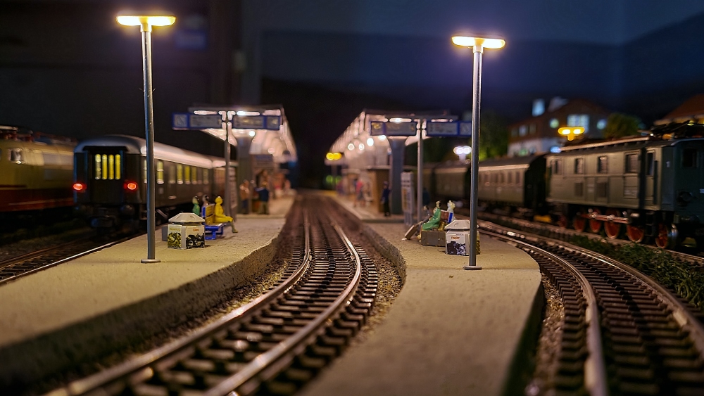 Nachts am Bahnsteig